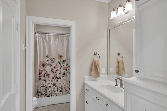 full bathroom featuring vanity, toilet, and curtained shower
