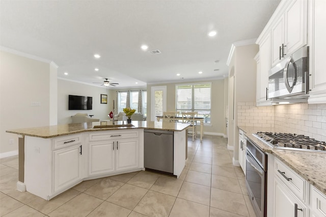 19115 Blooms Rise Dr, Tomball, TX 77377 - kitchen with appliances with stainless steel finishes, crown molding, baseboards, recessed lighting, and a sink