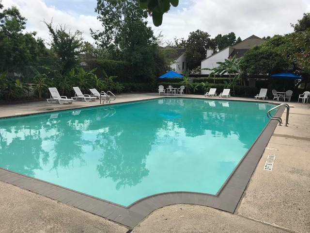 10047 Westpark Dr Unit 46, Houston, TX 77042 - community pool with a patio