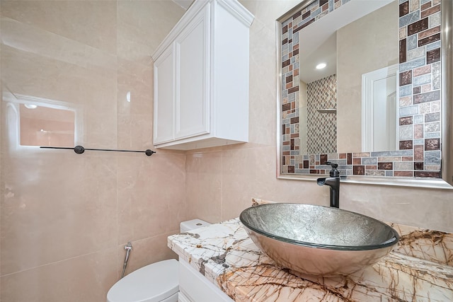 5411 Oban Terrace Ln, Sugar Land, TX 77479 - bathroom with tile walls, toilet, and vanity