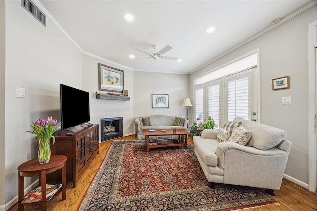 5905 Sugar Hill Dr Unit 221, Houston, TX 77057 - living room with ornamental molding, light wood finished floors, recessed lighting, ceiling fan, and baseboards