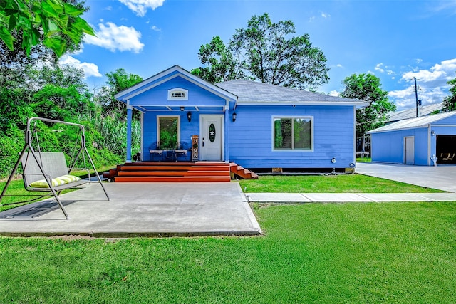 873 W Santa Fe St, Conroe, TX 77301 - bungalow-style home with a front lawn, an outbuilding, a porch, and roof with shingles