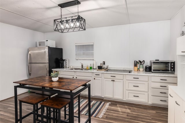 154 Lcr 893, Jewett, TX 75846 - kitchen featuring a sink, dark wood finished floors, light countertops, and white cabinets