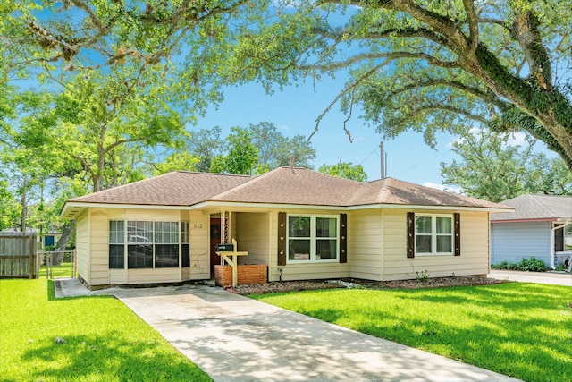 513 Gardenia St, Lake Jackson, TX 77566 - ranch-style home with driveway