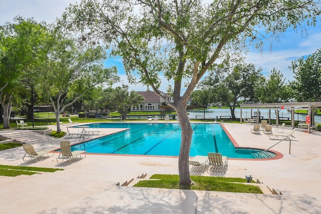 1023 Goldfinch Ave, Sugar Land, TX 77478 - community pool with a patio area and fence