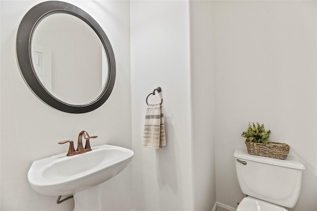 9210 Cold Hollow Ln, Missouri City, TX 77459 - half bathroom with toilet and a sink