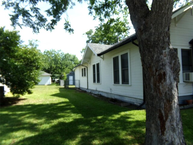 413 Paulus St, Schulenburg, TX 78956 - view of side of home featuring a yard and cooling unit