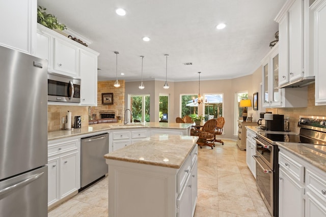 20103 Diamond Ct, Magnolia, TX 77355 - kitchen with appliances with stainless steel finishes, a sink, a peninsula, decorative backsplash, and recessed lighting