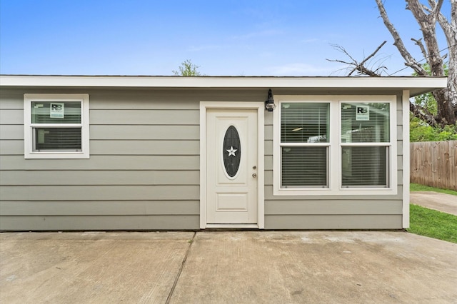 6105 Arthington St, Houston, TX 77053 - property entrance featuring a patio and fence
