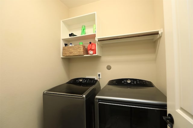 washroom featuring washing machine and clothes dryer