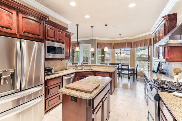 208 Canyon Oak Dr, Lake Jackson, TX 77566 - kitchen featuring stainless steel appliances, a sink, a peninsula, healthy amount of natural light, and recessed lighting