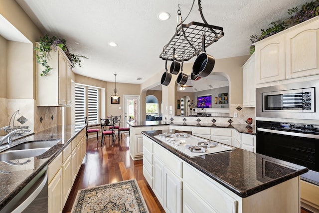 7719 Allegro Dr, Houston, TX 77040 - kitchen with stainless steel appliances, a sink, recessed lighting, tasteful backsplash, and wood finished floors