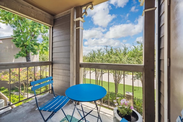 1860 White Oak Dr Unit 246, Houston, TX 77009 - view of balcony