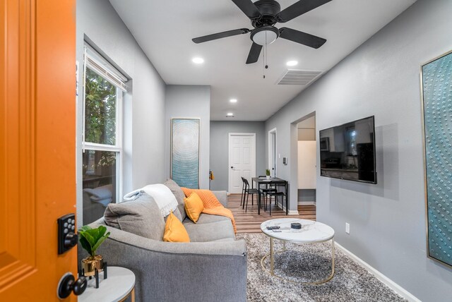 3409 Providence St, Houston, TX 77020 - living area with wood finished floors, a ceiling fan, baseboards, and recessed lighting
