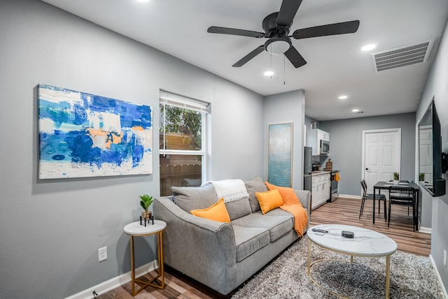 3409 Providence St, Houston, TX 77020 - living area featuring light wood-style flooring, ceiling fan, baseboards, and recessed lighting