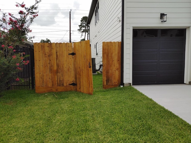 1038 W 31st St, Houston, TX 77018 - view of yard featuring a garage and driveway