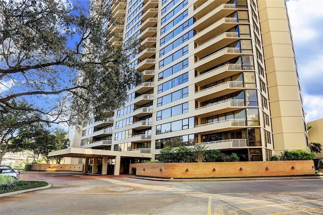 15 Greenway Plz Unit 11A, Houston, TX 77046 - view of apartment building / complex