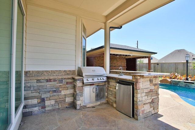 10410 Kingston Creek Ln, Cypress, TX 77433 - view of patio / terrace featuring an outdoor kitchen, area for grilling, a fenced backyard, and exterior bar