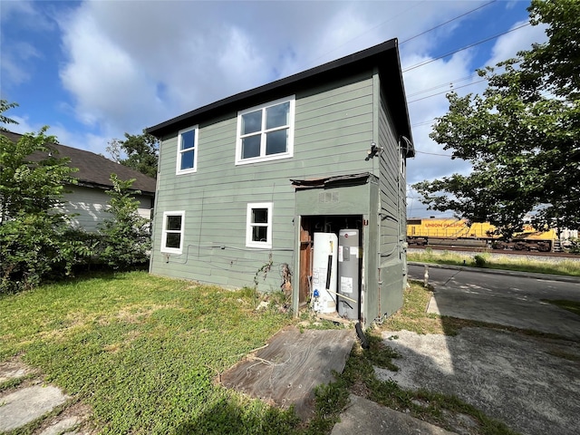 6602 Ave R, Houston, TX 77011 - rear view of property with a lawn and water heater