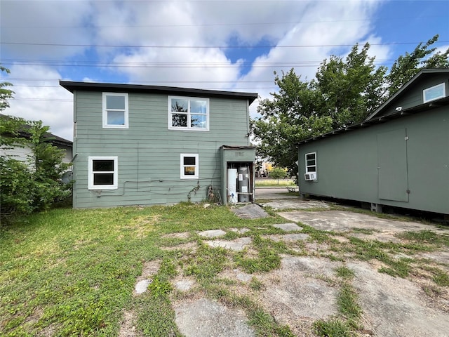 6602 Ave R, Houston, TX 77011 - rear view of property featuring a lawn