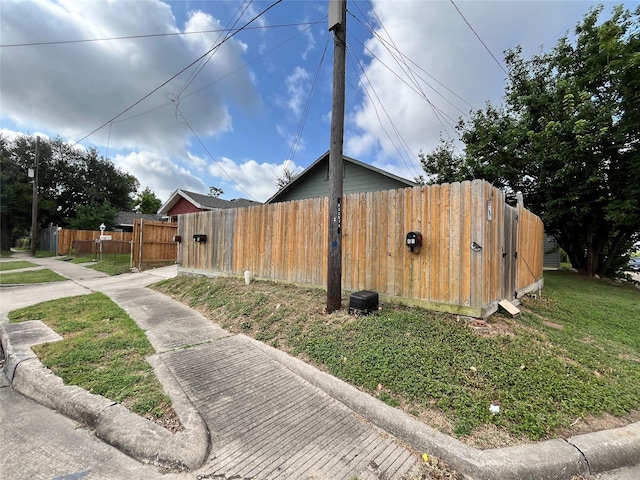 6602 Ave R, Houston, TX 77011 - view of side of home featuring a gate