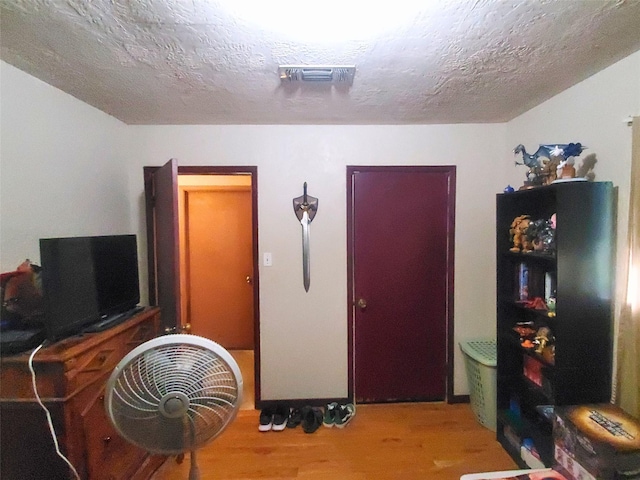200 El Pinto Dr, Lumberton, TX 77657 - foyer featuring light wood-style flooring and a textured ceiling