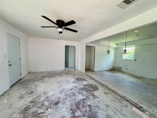 4526 Edfield St, Houston, TX 77051 - unfurnished room featuring ceiling fan