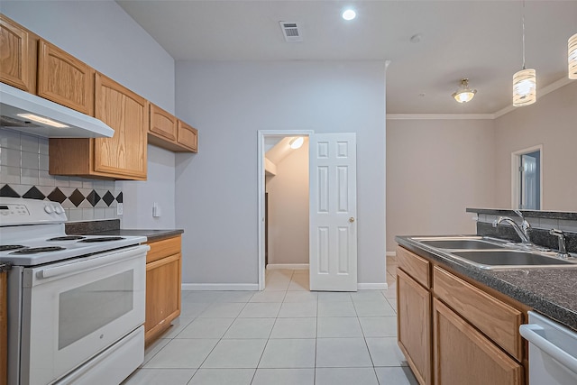 2710 Grants Lake Blvd Unit L8, Sugar Land, TX 77479 - kitchen featuring white appliances, a sink, dark countertops, backsplash, and baseboards