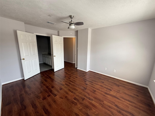 2710 Grants Lake Blvd Unit L8, Sugar Land, TX 77479 - unfurnished bedroom featuring baseboards, dark wood-style floors, a textured ceiling, and a ceiling fan