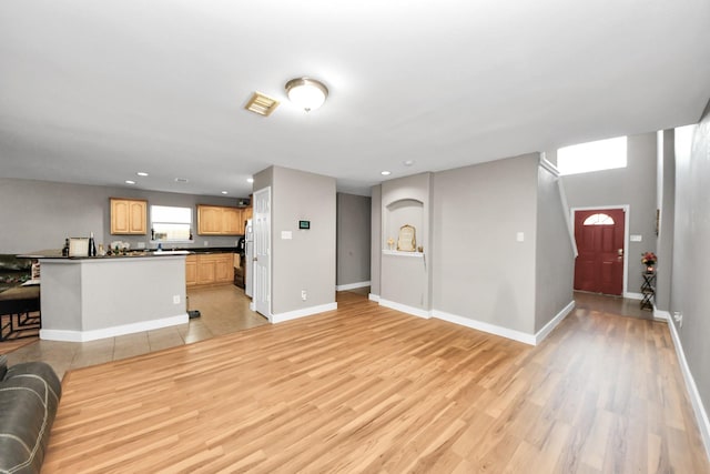 living room featuring light wood-style floors, recessed lighting, and baseboards