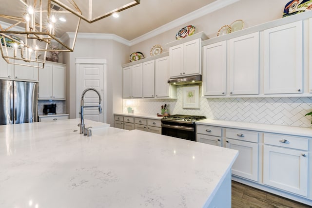 2176 Rope Maker Rd, Conroe, TX 77384 - kitchen featuring gas range, stainless steel fridge, under cabinet range hood, crown molding, and a sink