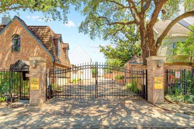 5380 Brownway St Unit D38, Houston, TX 77056 - gate with a fenced front yard