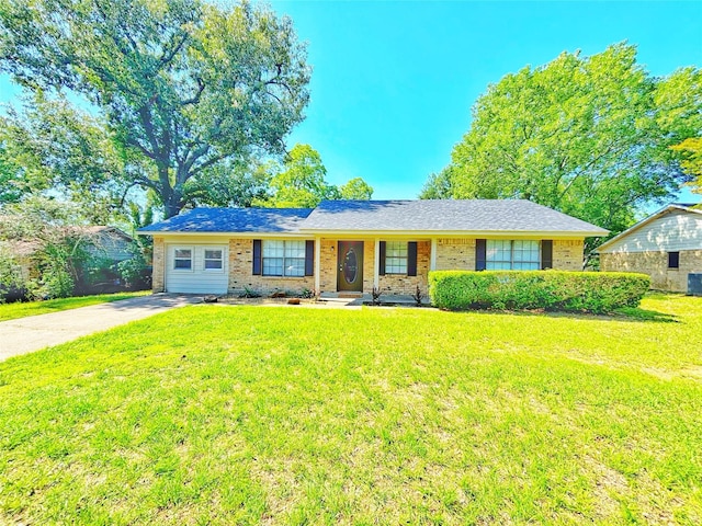 803 Wolley Cir, Crockett, TX 75835 - ranch-style home with a front yard and brick siding