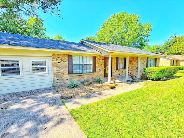 803 Wolley Cir, Crockett, TX 75835 - ranch-style house featuring a front yard, brick siding, and roof with shingles
