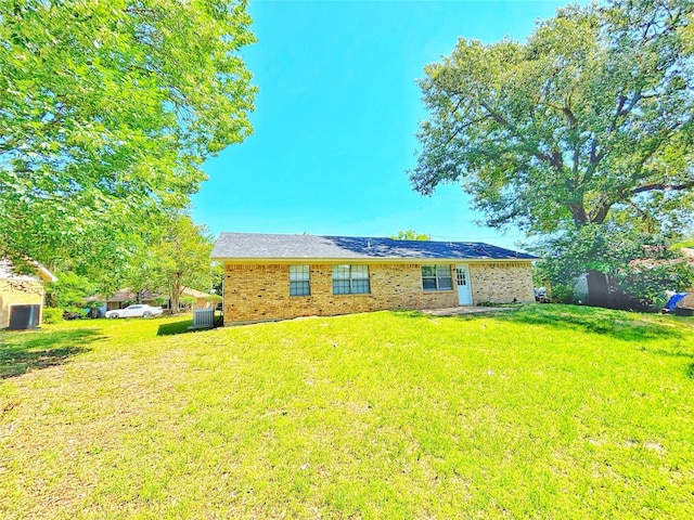 803 Wolley Cir, Crockett, TX 75835 - view of front of house with a front yard and brick siding