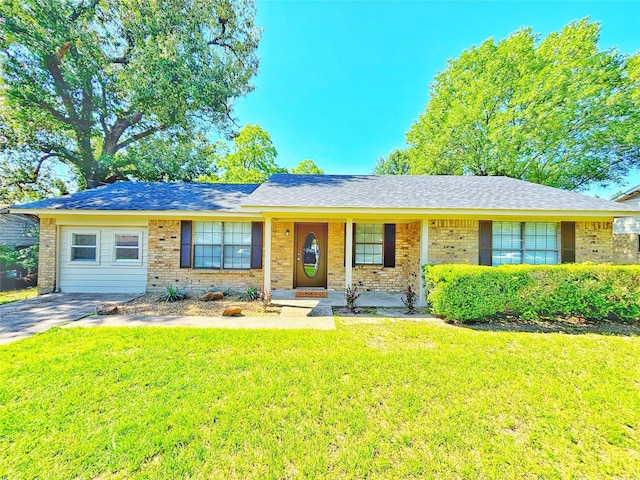 803 Wolley Cir, Crockett, TX 75835 - ranch-style home featuring a front yard and brick siding
