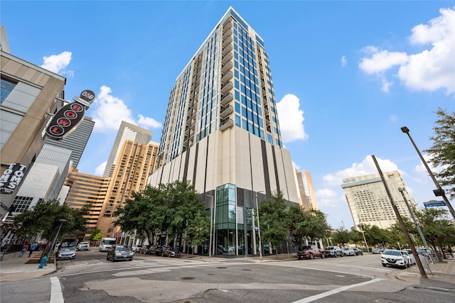1211 Caroline St Unit 908, Houston, TX 77002 - view of property featuring a city view