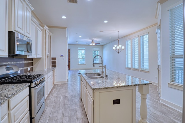 1184 Nelson Falls Ln, Houston, TX 77008 - kitchen featuring stainless steel appliances, a sink, ceiling fan, baseboards, and recessed lighting
