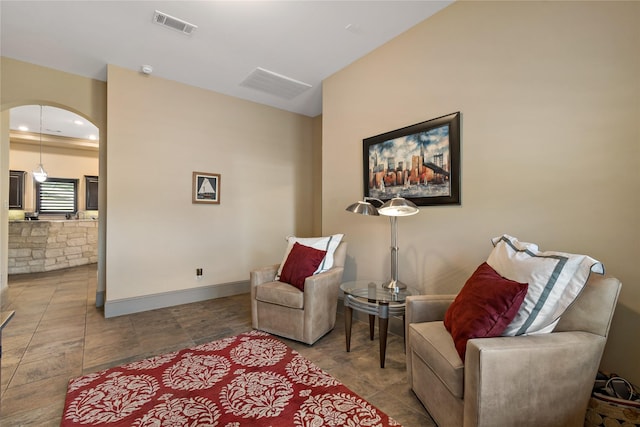 9010 Kapri Ln, Houston, TX 77025 - living area with arched walkways, recessed lighting, and baseboards