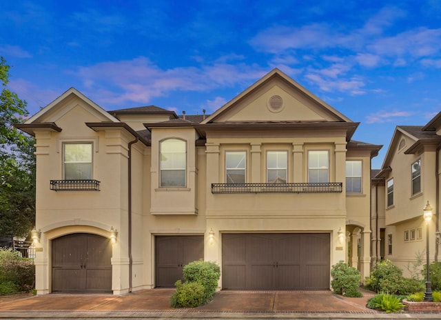 6230 Elm Heights Ln, Houston, TX 77081 - townhome / multi-family property featuring stucco siding and a garage