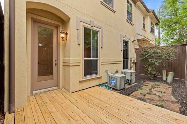 6230 Elm Heights Ln, Houston, TX 77081 - deck featuring central AC unit and fence