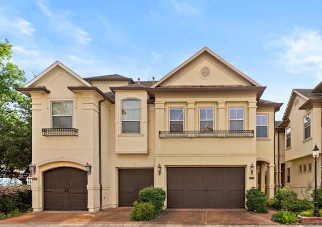 6230 Elm Heights Ln, Houston, TX 77081 - view of front of property featuring stucco siding and a garage