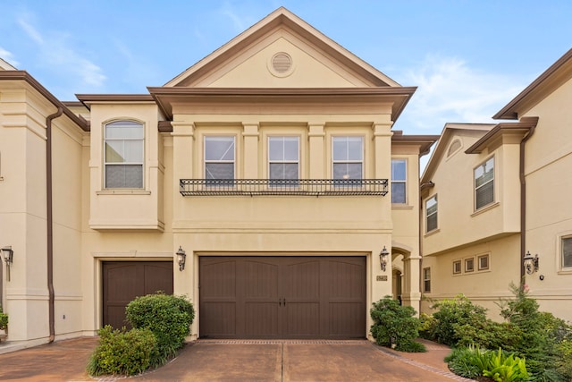 6230 Elm Heights Ln, Houston, TX 77081 - view of property featuring a garage, stucco siding, and driveway