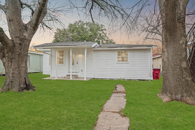 view of front facade featuring a front lawn