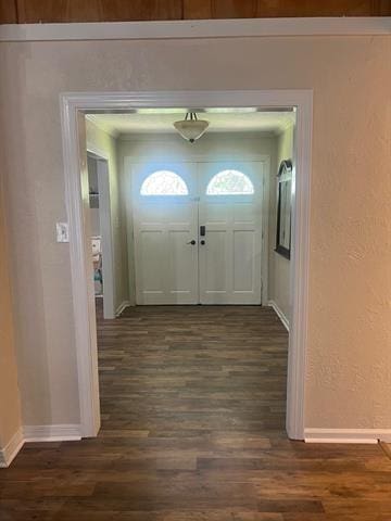 13375 Craig Ln, Bevil Oaks, TX 77713 - entryway featuring dark wood-type flooring and baseboards