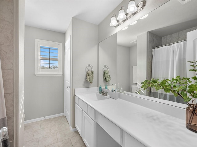711 Summer Trace Ln, Richmond, TX 77406 - full bathroom with baseboards, toilet, vanity, and a shower with shower curtain