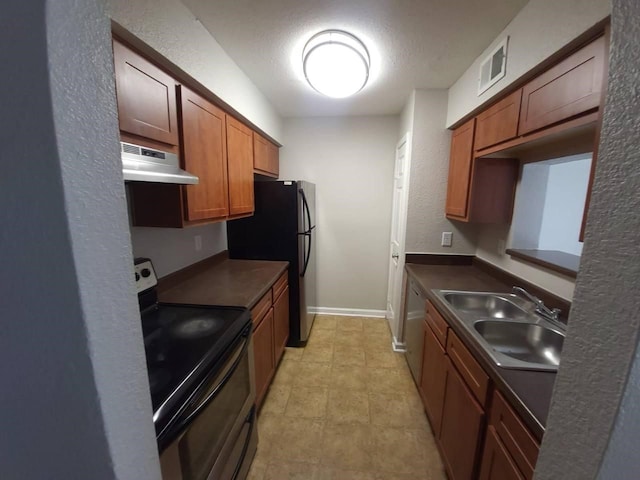 8100 Creekbend Dr Unit 135, Houston, TX 77071 - kitchen featuring electric range, under cabinet range hood, a sink, dark countertops, and freestanding refrigerator