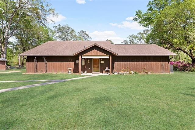 527 E Walton Rd, Lumberton, TX 77657 - view of front of house with a front lawn