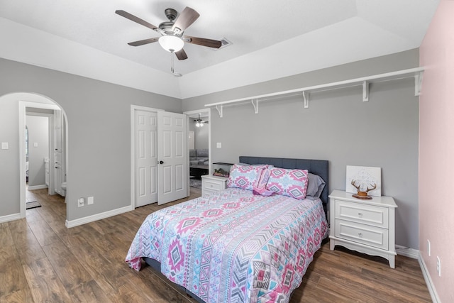 16610 Meadow Ln Unit Cr438, Danbury, TX 77534 - bedroom with arched walkways, wood finished floors, baseboards, a ceiling fan, and a closet