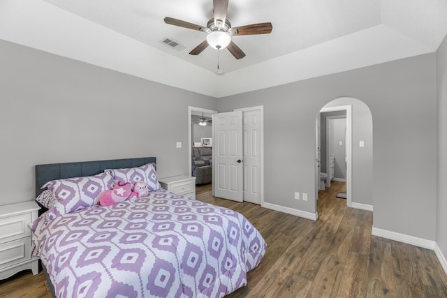 16610 Meadow Ln Unit Cr438, Danbury, TX 77534 - bedroom featuring arched walkways, baseboards, wood finished floors, and a ceiling fan